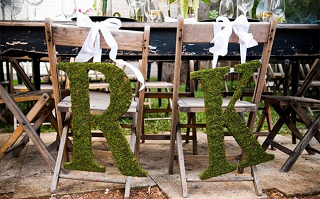 Украшение стульев с помощью букв