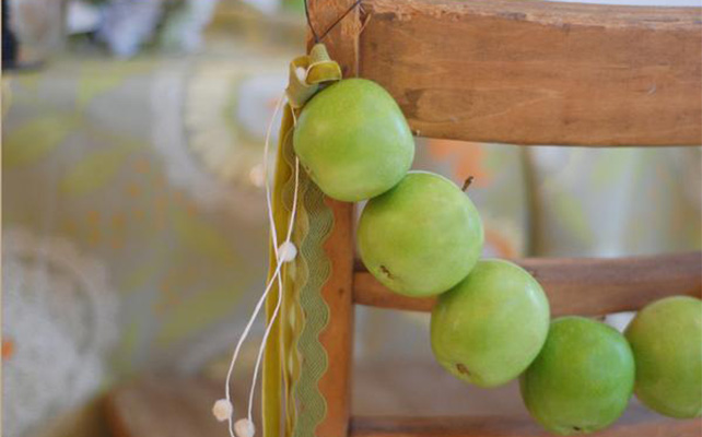 Украшение стульев с помощью яблок