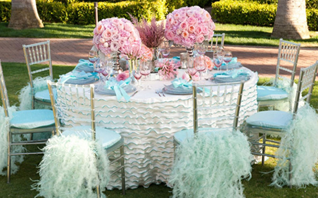 Украшение стульев с помощью перьев