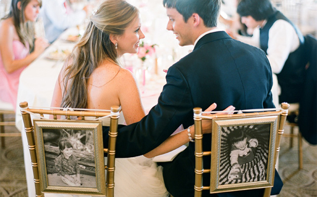 Украшение стульев с помощью фоторамок