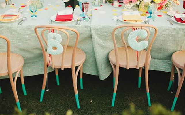 Украшение стульев с помощью букв