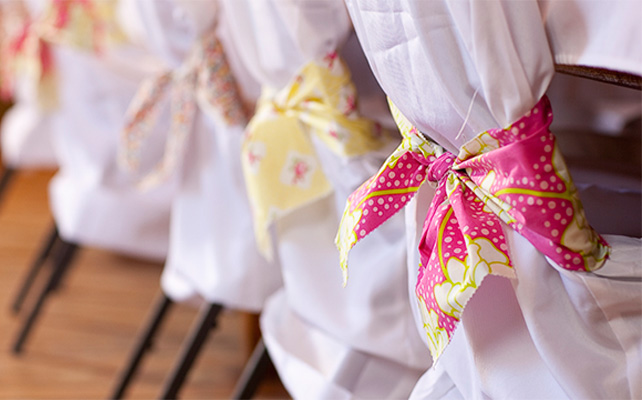 Украшение стульев с помощью листьев