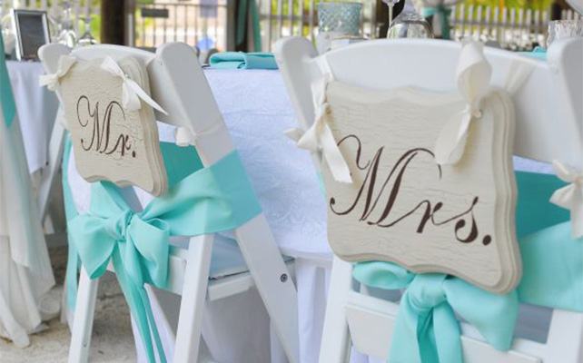 Декор стульев с помощью деревянных дощечек