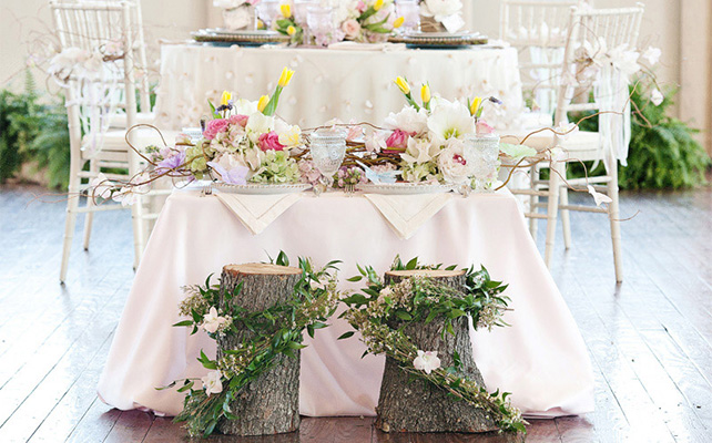 Декор стульев живыми цветами