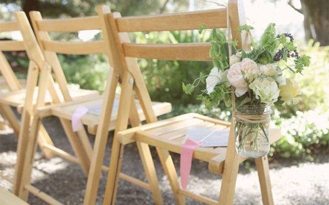 Декор стульев живыми цветами