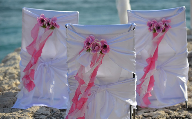 Декор стульев живыми цветами