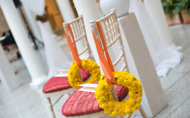 Декор стульев живыми цветами