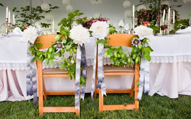 Декор стульев живыми цветами