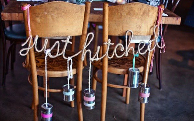 Украшение стульев с помощью гирлянд