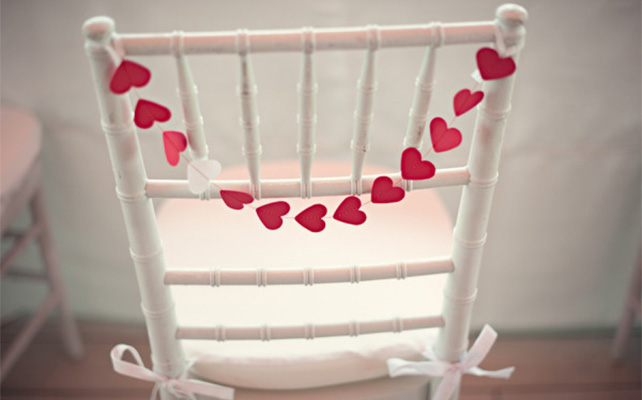 Украшение стульев с помощью гирлянд