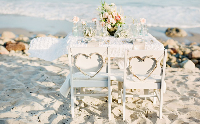 Украшение стульев с помощью плетенных сердец