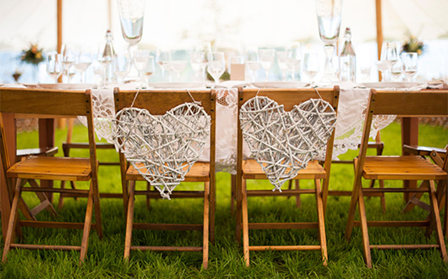 Украшение стульев с помощью плетенных сердец