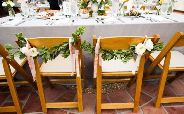 Украшение стульев с помощью листьев