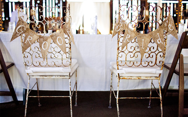 Декор стульев с помощью мешковины