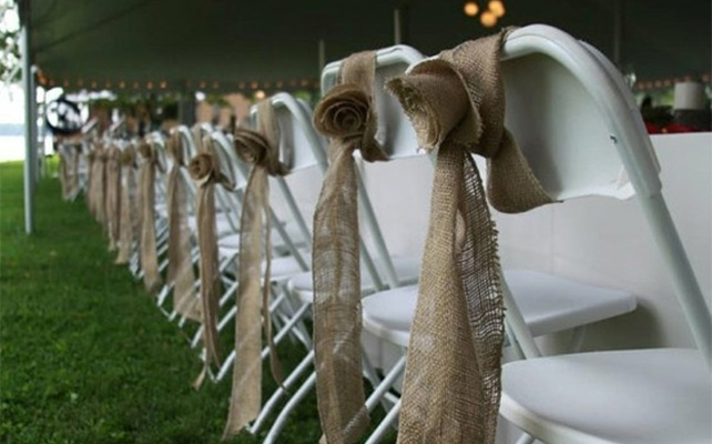 Декор стульев с помощью мешковины