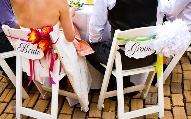 Украшение стульев с помощью табличек