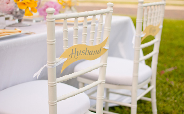 Украшение стульев с помощью табличек