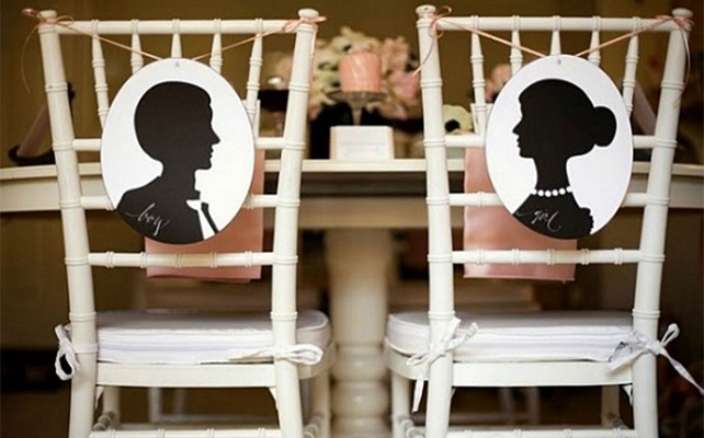 Украшение стульев с помощью табличек