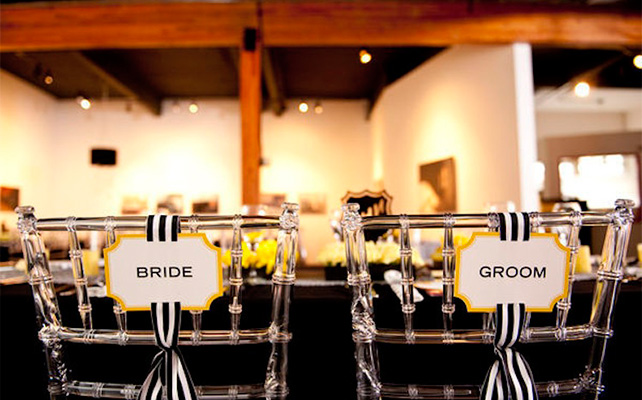 Украшение стульев с помощью табличек