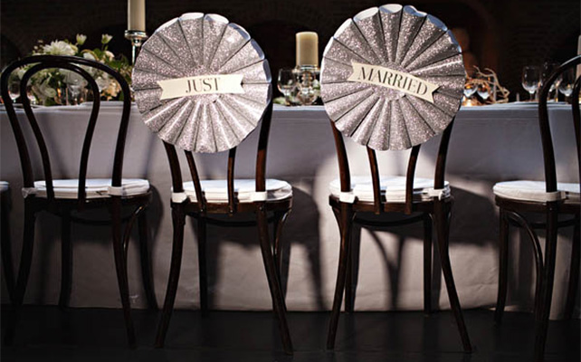 Украшение стульев с помощью табличек