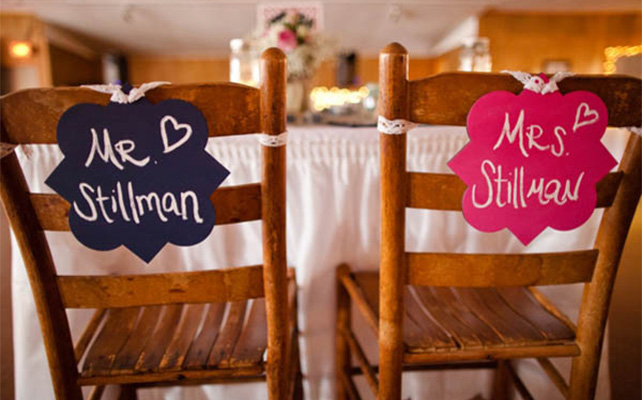 Украшение стульев с помощью табличек