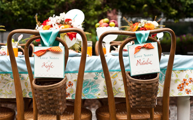 Украшение стульев с помощью табличек