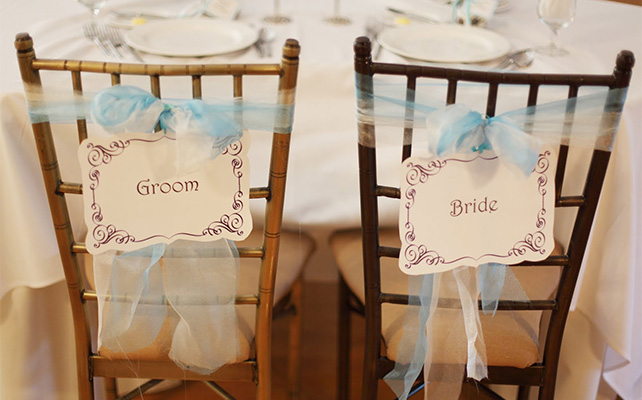 Украшение стульев с помощью табличек