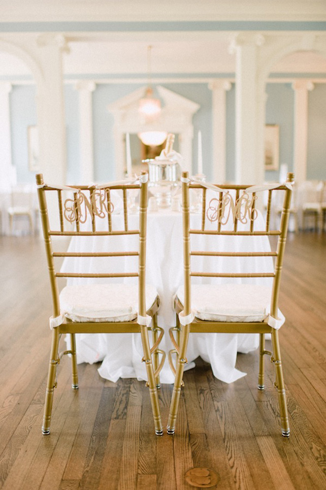 Украшение стульев с помощью табличек