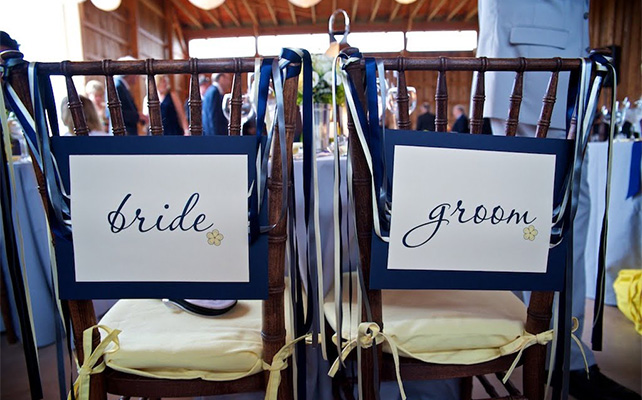 Украшение стульев с помощью табличек