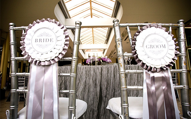 Украшение стульев с помощью табличек