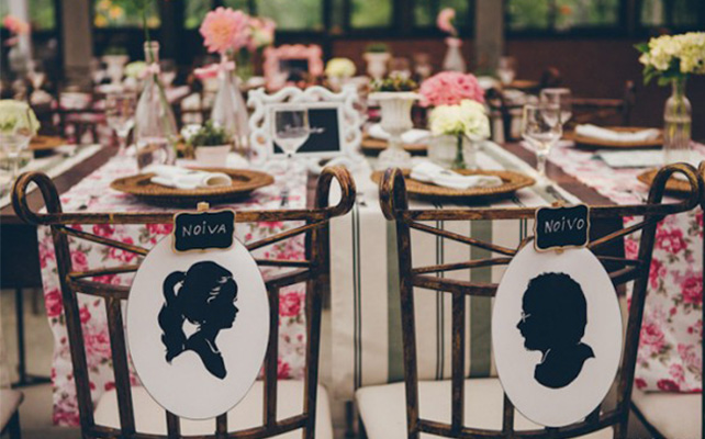 Украшение стульев с помощью табличек