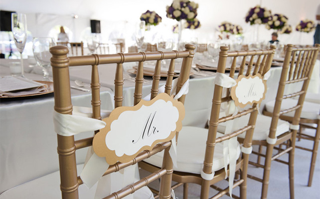 Украшение стульев с помощью табличек