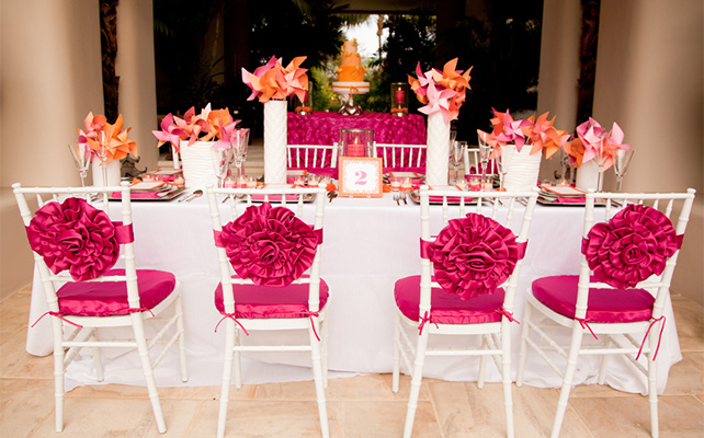 Украшение стульев с помощью тканевых цветов