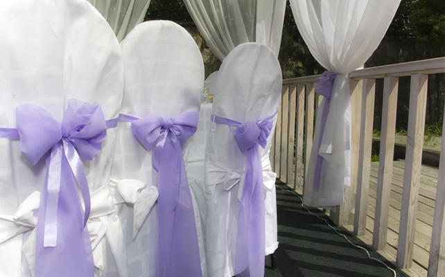 Украшение стульев с бантов из ткани