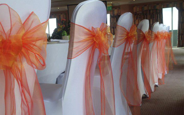 Украшение стульев с бантов из ткани