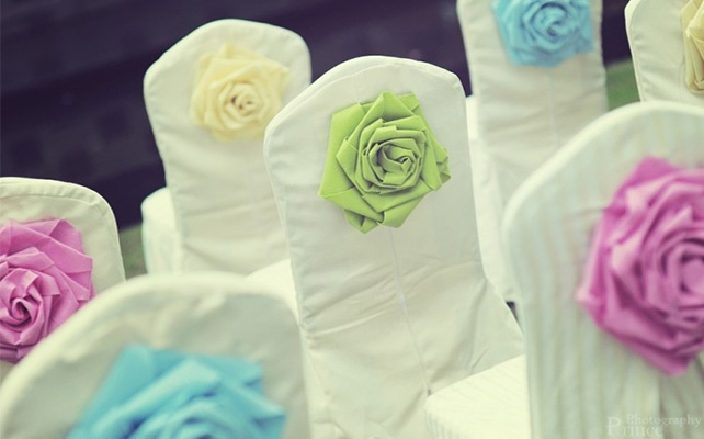 Украшение стульев с помощью тканевых цветов