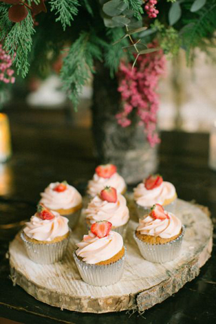 Сладкая свадьба: 60 вариантов декора капкейков, капкейк с клубникой