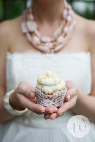 Сладкая свадьба: 60 вариантов декора капкейков, капкейк вруках невесты