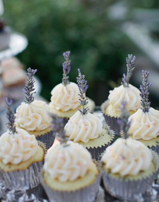 Сладкая свадьба: 60 вариантов декора капкейков, капкейк с лавандой