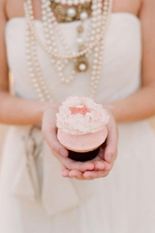 Сладкая свадьба: 60 вариантов декора капкейков, розовый капкейк