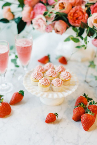 Сладкая свадьба: 60 вариантов декора капкейков, капкейки с клубникой