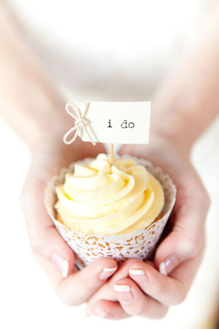Сладкая свадьба: 60 вариантов декора капкейков, капкейк с надписью