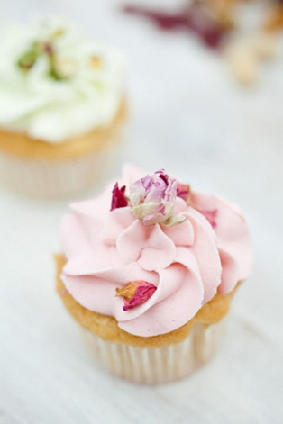 Сладкая свадьба: 60 вариантов декора капкейков, капкейк с цветком