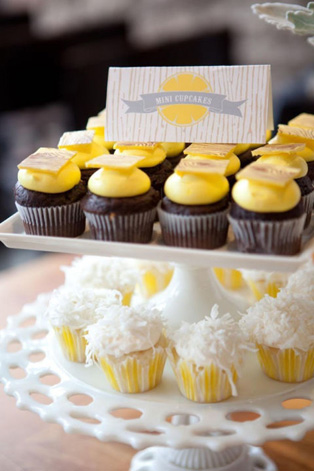 Сладкая свадьба: 60 вариантов декора капкейков, желтые капкейки