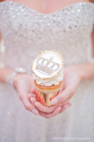 Сладкая свадьба: 60 вариантов декора капкейков, капкейк с короной