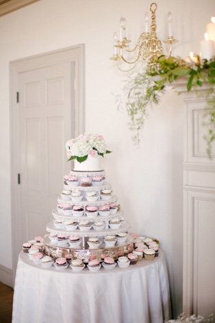 Сладкая свадьба: 60 вариантов декора капкейков, стол с капкейками