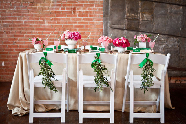 Декор стульев живыми цветами и листьями 