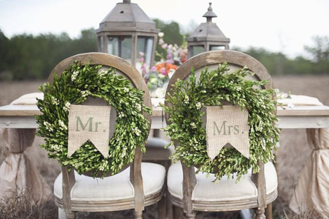 Декор стульев живыми цветами и листьями 