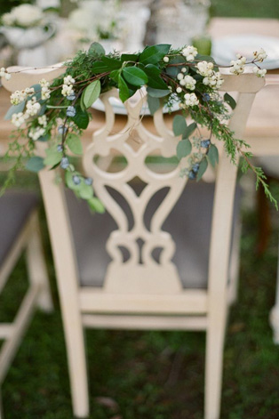 Декор стульев живыми цветами и листьями 