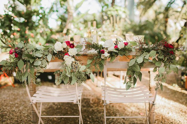 Декор стульев живыми цветами и листьями 